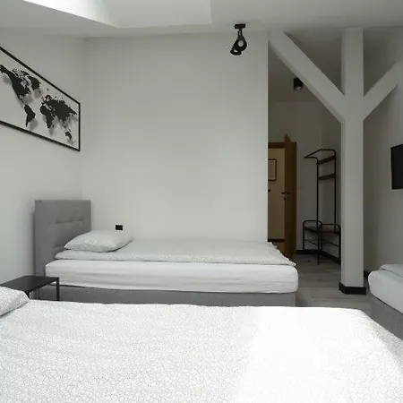 Goscinne Maestro Aleja Krakowska 84 אכסניה