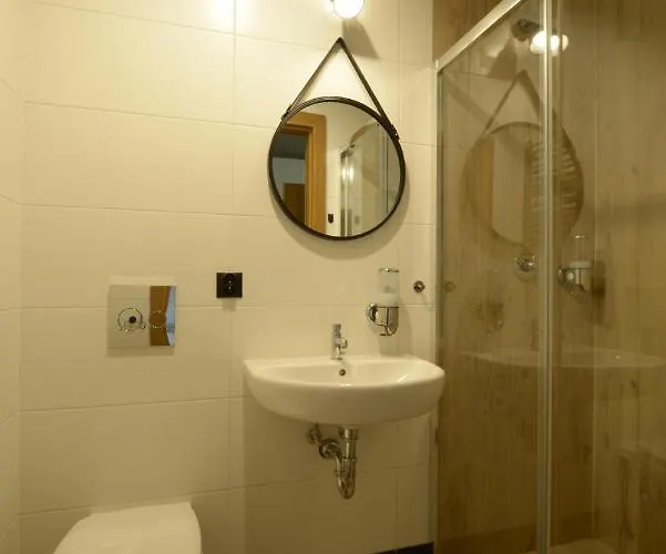 Goscinne Maestro Aleja Krakowska 84 *