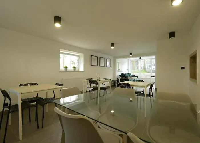 Goscinne Maestro Aleja Krakowska 84 Hostel